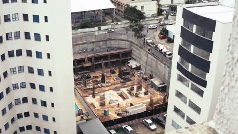 Edificio-En-Construcción-Rodeado-De-Otros-Edificios