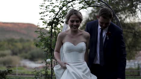 Pareja-De-Recién-Casados-Pasa-Frente-A-La-Cámara-Sonriendo-Mostrando-Su-Alegría-Y-Felicidad-Después-De-Casarse