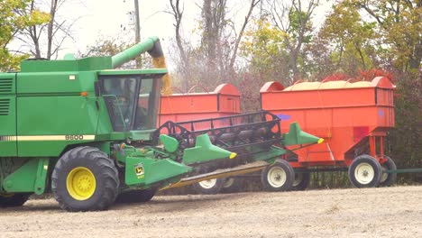 Weitwinkelaufnahme-Eines-John-Deere-Mähdreschers-9600,-Der-Nach-Der-Ernte-Sojabohnen-In-Einen-Anhänger-Entlädt