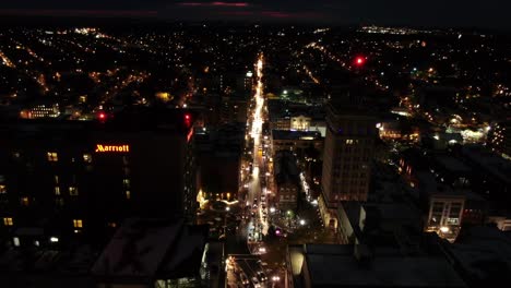 Rotonda-Aérea-Con-Tráfico-Nocturno-En-El-Centro-De-Lancaster,-Pensilvania