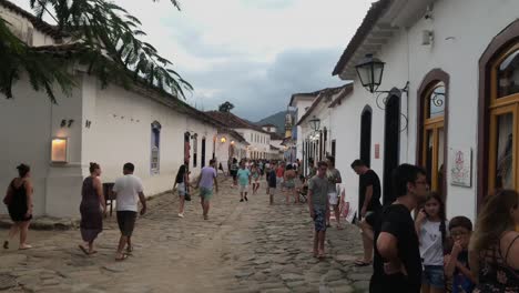 Niños-Cantando-Canciones-Y-Mucha-Gente-Caminando-En-El-Centro-De-Paraty-Brasil.