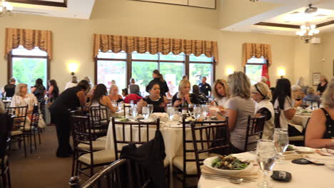 Lugar-Lleno-De-Mujeres-Comiendo-En-Un-Evento