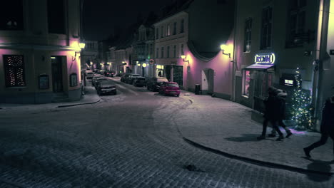 Schwenkansicht-Von-Autos,-Die-Auf-Einer-Schmalen-Straße-In-Der-Altstadt-Fahren