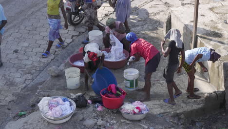 Mujeres-Lavando-Ropa-En-La-Calle-En-Un-Barrio-De-Petion-ville