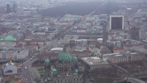 Vista-Aérea-Del-Centro-De-Berlín-Con-La-Catedral-Y-La-Puerta-De-Brandenburgo-En-Un-Día-Nublado-De-Invierno