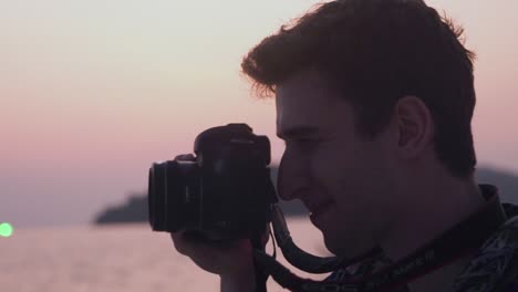 Un-Joven-Caucásico-Captura-Recuerdos-De-Viaje-Al-Atardecer-Usando-Una-Cámara-Dslr-Mientras-Está-De-Vacaciones-En-El-Sudeste-Asiático