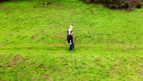 Excursionistas-Que-Exploran-Los-Senderos-En-El-Parque-Natural-Del-Horizonte-En-Napa,-Ca