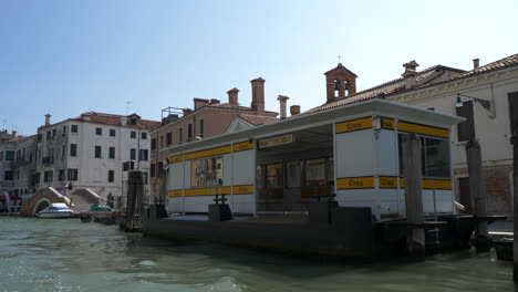 Cityscape-of-grand-canal-and-boats,-Venice,-Italy