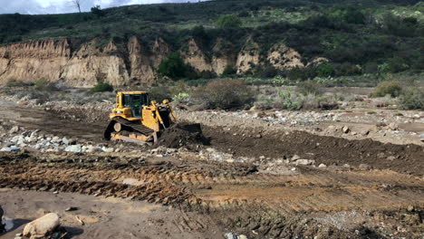 Bulldozers-Nivelando-En-El-Lecho-De-Un-Río-Después-De-Que-Una-Tormenta-Arrasara-El-ángulo-De-La-Carretera-5