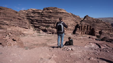 Pareja-Hablando-Y-Disfrutando-De-La-Vista-Sobre-Una-Colina-Frente-Al-Monasterio-En-El-Sitio-Antiguo-De-La-Ciudad-De-Petra