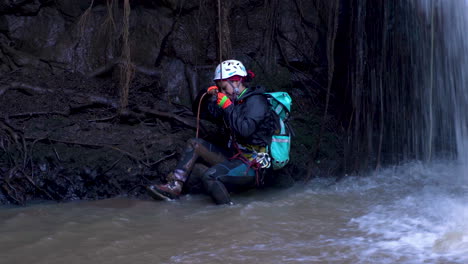 Mann,-Der-Sich-An-Einem-Wasserfall-Abseilt