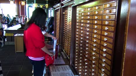 People-are-looking-at-their-I-ching-book