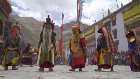 Lamas-Con-Vestidos-Coloridos-Y-Máscaras-Bailan-En-El-Festival-Hemis-En-El-Monasterio-En-Un-Día-Soleado-Con-Nubes