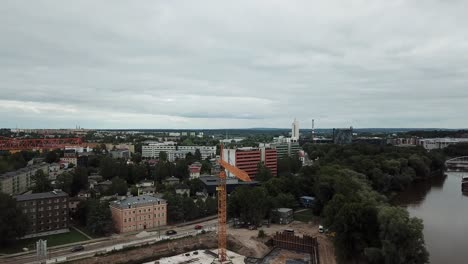 Drohnenaufnahme-Einer-Baustelle-Mit-Kränen