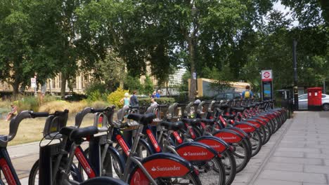 Una-Fila-De-Bicicletas-Boris-En-Abingdon-Green-En-Westminster