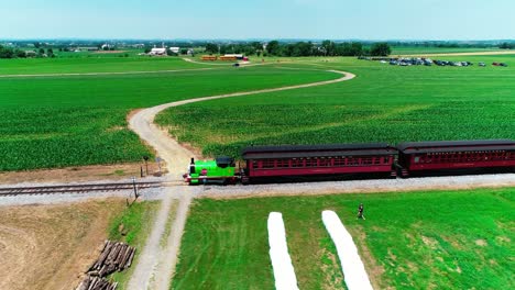 Thomas-The-Train-Dampflokomotive-In-Der-Amischen-Landschaft-An-Einem-Sonnigen-Sommertag,-Gesehen-Von-Einer-Drohne