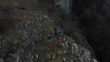 Los-Niños-Juegan-Al-Borde-Del-Acantilado---Toma-Panorámica-Aérea