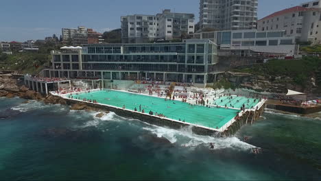 An-Einem-Heißen-Sommertag-In-Sydney-Brechen-Wellen-Am-Pool-Des-Bondi-Icebergs-Club