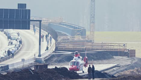 Starten-Eines-Medizinischen-Hubschraubers-Mit-Einem-Patienten-Nach-Einem-Autounfall-Neben-Einer-Autobahn-In-Deutschland