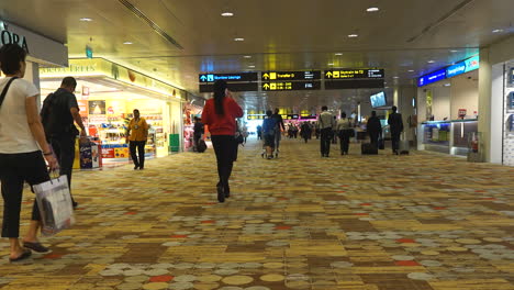 Singapur---Alrededor-De-Un-Impresionante-Lapso-De-Tiempo-De-Un-Aeropuerto-Concurrido-En-La-Ciudad-De-Singapur