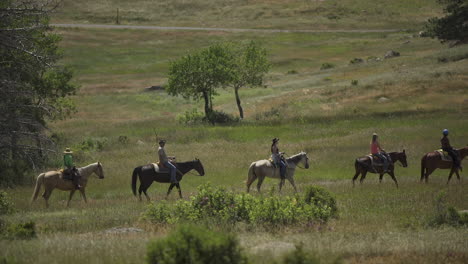 Un-Grupo-De-Turistas-Monta-A-Caballo-En-El-Parque-Nacional.