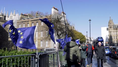 Fila-De-Banderas-Europeas-Adheridas-A-Las-Rejas-Fuera-Del-Parlamento-Británico-En-Relación-Con-El-Brexit