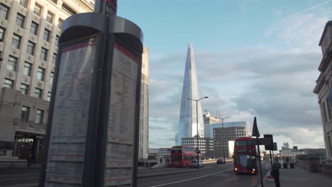 Tráfico-De-Autobuses-Frente-Al-Edificio-Shard-En-Londres,-Inglaterra