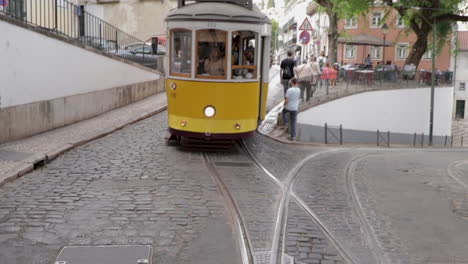 Elektrische-Straßenbahn-Fährt-Durch-Die-Straßen-Von-Lissabon,-Kamerafahrt-Von-Vorn