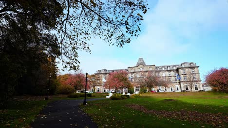 Approaching,-arriving-at-the-grand-victorian-Palace-Hotel-in-Buxton,-Derbyshire-on-a-beautiful-warm-sunny-day