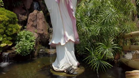 Eine-Statue-Von-Guan-Yin,-Der-Göttin-Der-Barmherzigkeit,-Im-Thean-Hou-Tempel-In-Kuala-Lumpur,-Malaysia