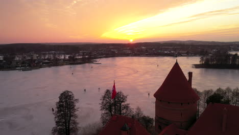 Antena:-Sobrevolando-El-Castillo-Medieval-De-La-Isla-Trakai-De-Estilo-Gótico-Con-La-Bandera-Lituana-Ondeando-En-Una-De-Las-Torres