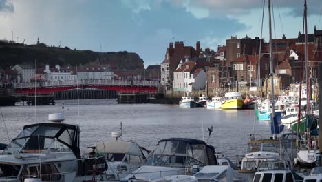 Die-Drehbrücke-Und-Der-Oberhafen-In-Whitby,-North-Yorkshire