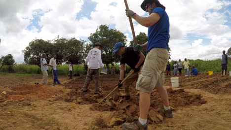 Lapso-De-Tiempo-De-Los-Estadounidenses-En-Un-Viaje-De-Misiones-Usando-Azadas-Para-Construir-Un-Nuevo-Jardín-En-Las-Zonas-Rurales-De-Zimbabwe,-áfrica