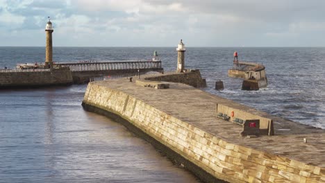 Die-Ost--Und-Westpiers-In-Whitby,-North-Yorkshire,-England