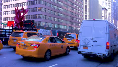 Blick-Auf-Den-Autoverkehr-In-New-York-City-Zur-Hauptverkehrszeit,-Staus-Und-Wolkenkratzer,-Gebäude