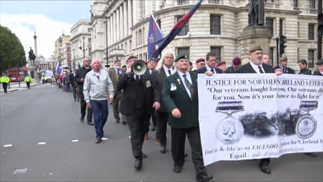 Militärveteranen-Marschieren-Entlang-Whitehall-In-London,-Um-Gegen-Die-Historische-Strafverfolgung-Von-Soldaten-Zu-Protestieren,-Die-In-Nordirland-Gedient-Haben