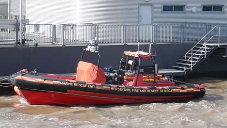 Barco-De-La-Unidad-De-Rescate-Marino-De-Liverpool-En-Aguas-Costeras-Picadas,-Amarrado-Fuera-De-Las-Oficinas-En-Los-Muelles