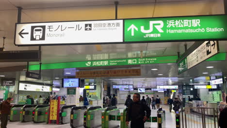 La-Gente-Pasa-Por-La-Puerta-Sur-Dentro-De-La-Estación-De-Hamamatsucho.