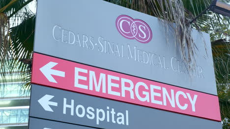 Lista-De-Centros-Médicos-De-La-Junta-Del-Hospital-De-Emergencia-De-Cedars-sinai,-Toma-De-Primer-Plano