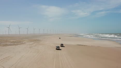 Pickup-Trucks-Fahren-Am-Strand-In-Richtung-Atins-Und-Bringen-Kitesurfer-Und-Ihre-Ausrüstung