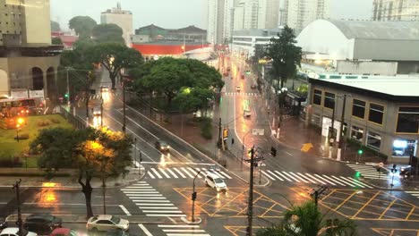 Semáforos-Y-Atascos-De-Tráfico-En-La-Lluvia-En-São-Paulo,-Brasil