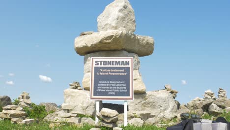 Stoneman,-Un-Inuksuk-Hecho-Por-Estudiantes-De-La-Escuela-Pública-De-Pelee-Island.