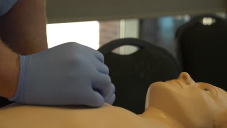 Técnico-Médico-Practica-Tratamiento-Médico-En-Un-Maniquí-Humano