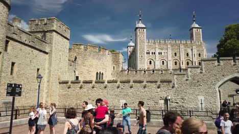 Una-Vista-Cerca-De-Una-De-Las-Entradas-A-La-Torre-De-Londres-Que-Muestra-A-Los-Turistas-En-Un-Día-Soleado