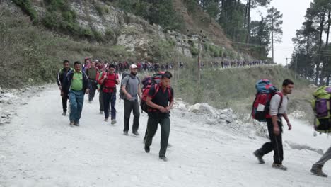 Nim-auszubildende-Auf-Dem-Weg-Zum-Trail,-Durch-Himalaya-straßen