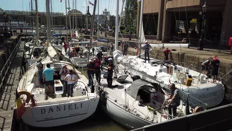 Yates-De-Lujo-Con-Propietarios-Esperando-Para-Zarpar-En-El-Támesis-Desde-El-Puerto-Deportivo-De-St-Katherine-Dock,-Londres,-Reino-Unido.