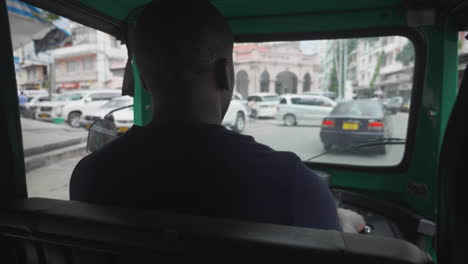 Tuktuk-driver-in-Dar-es-Salaam,-Tanzania