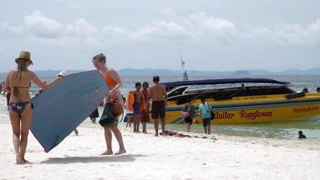 Reisende-Reisen-Mit-Dem-Boot-Auf-Die-Insel,-Um-Die-Schönheit-Und-Das-Sonnenbaden-Am-Strand-Mit-Einem-Langen-Strand-Zu-Sehen,-Der-Zum-Schwimmen-In-Krabi-In-Thailand-Geeignet-Ist