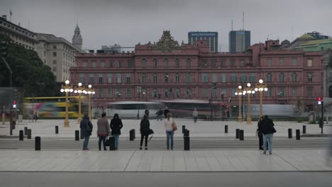 Timelapse-Turistas-Caminando-Y-Conduciendo-Tráfico-Frente-Al-Famoso-Edificio-Casa-Rosada