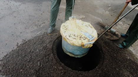 Una-Cazuela-Llena-De-Cozido-Se-Extrae-De-Un-Montón-De-Barro-Volcánico-Caliente